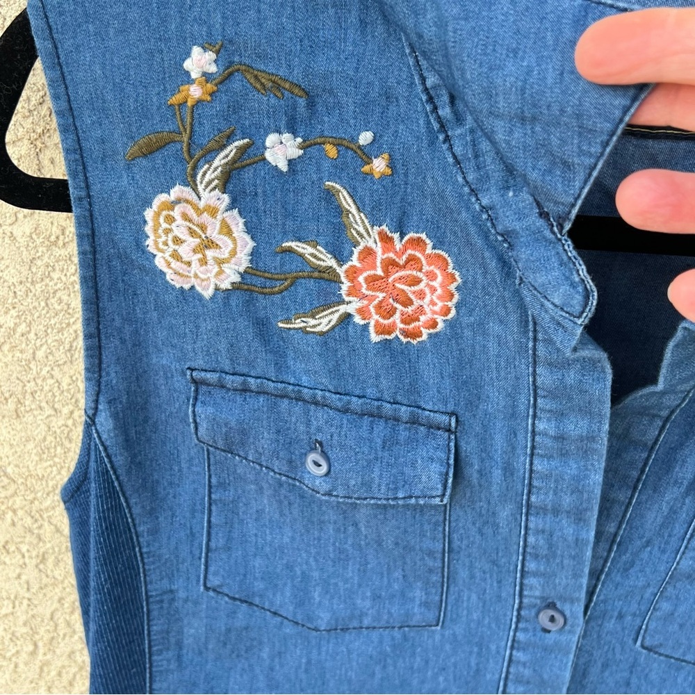 Cavalini Blue Denim Embroidered Sleeveless Top Western Boho Button Front NWT L - Picture 5 of 8